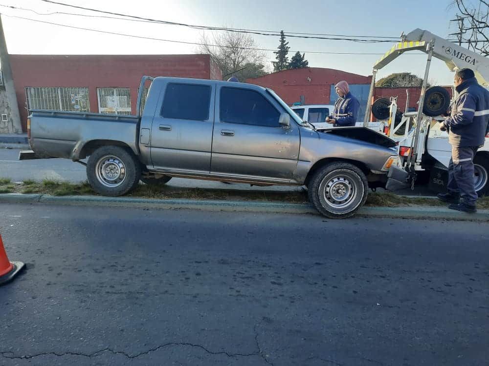 Conducía ebrio y chocó un poste en Avenida Ramírez en Paraná