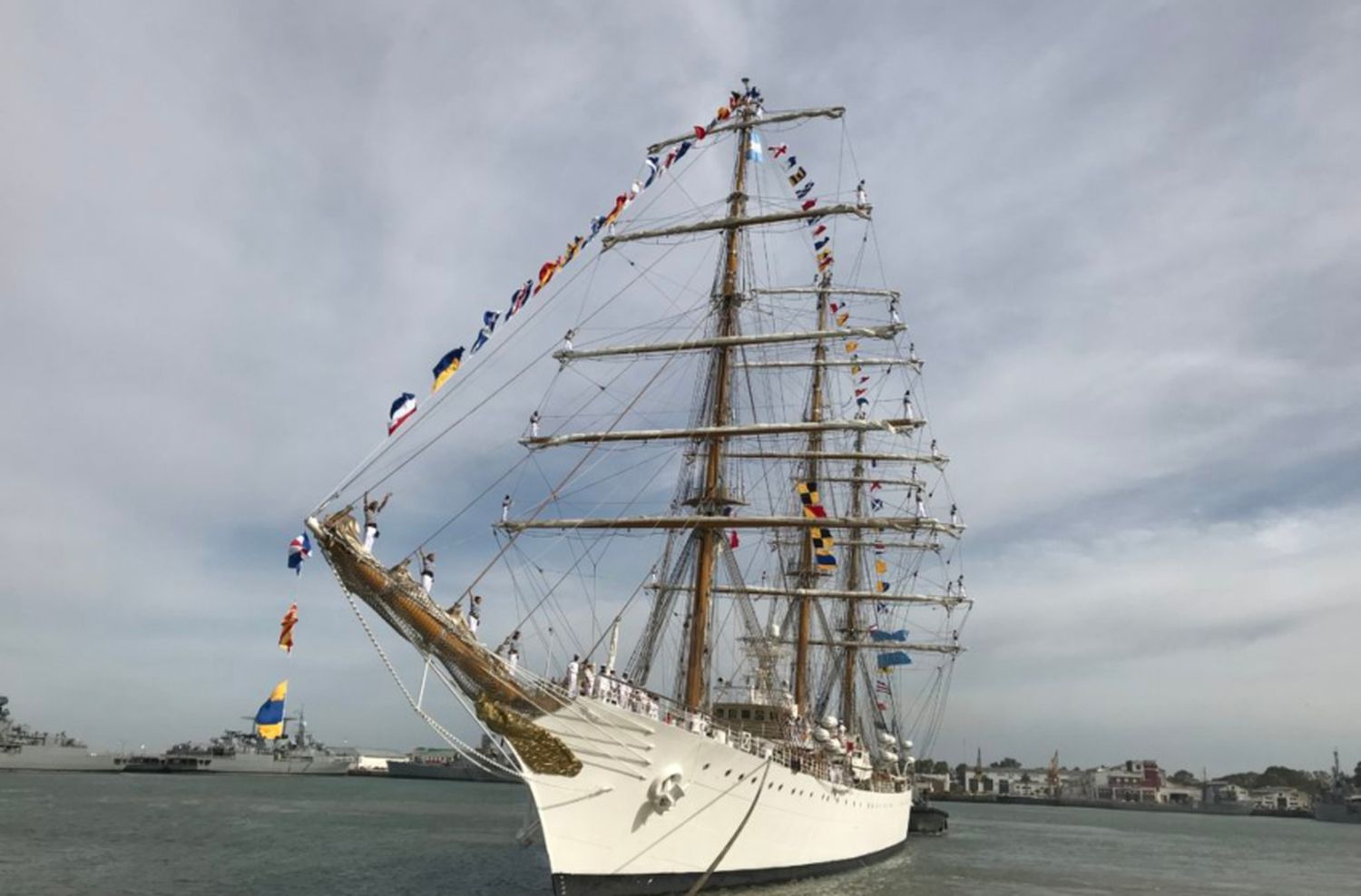 La Fragata Libertad amarró en puerto de Ingeniero White tras estar en Mar del Plata