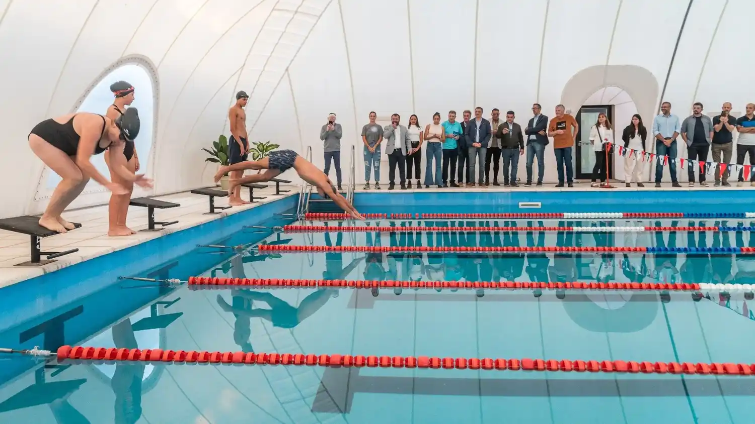 : Demostración acuática en la pileta climatizada ante autoridades durante la inauguración.