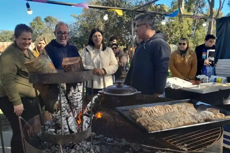Ale Ambort y Clara García en la Feria de emprendedores y gastronómicos de Zenón Pereyra
