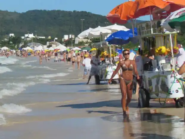 Argentinos en Brasil: ¿Conviene llevar dólares, tarjeta, pesos o reales?