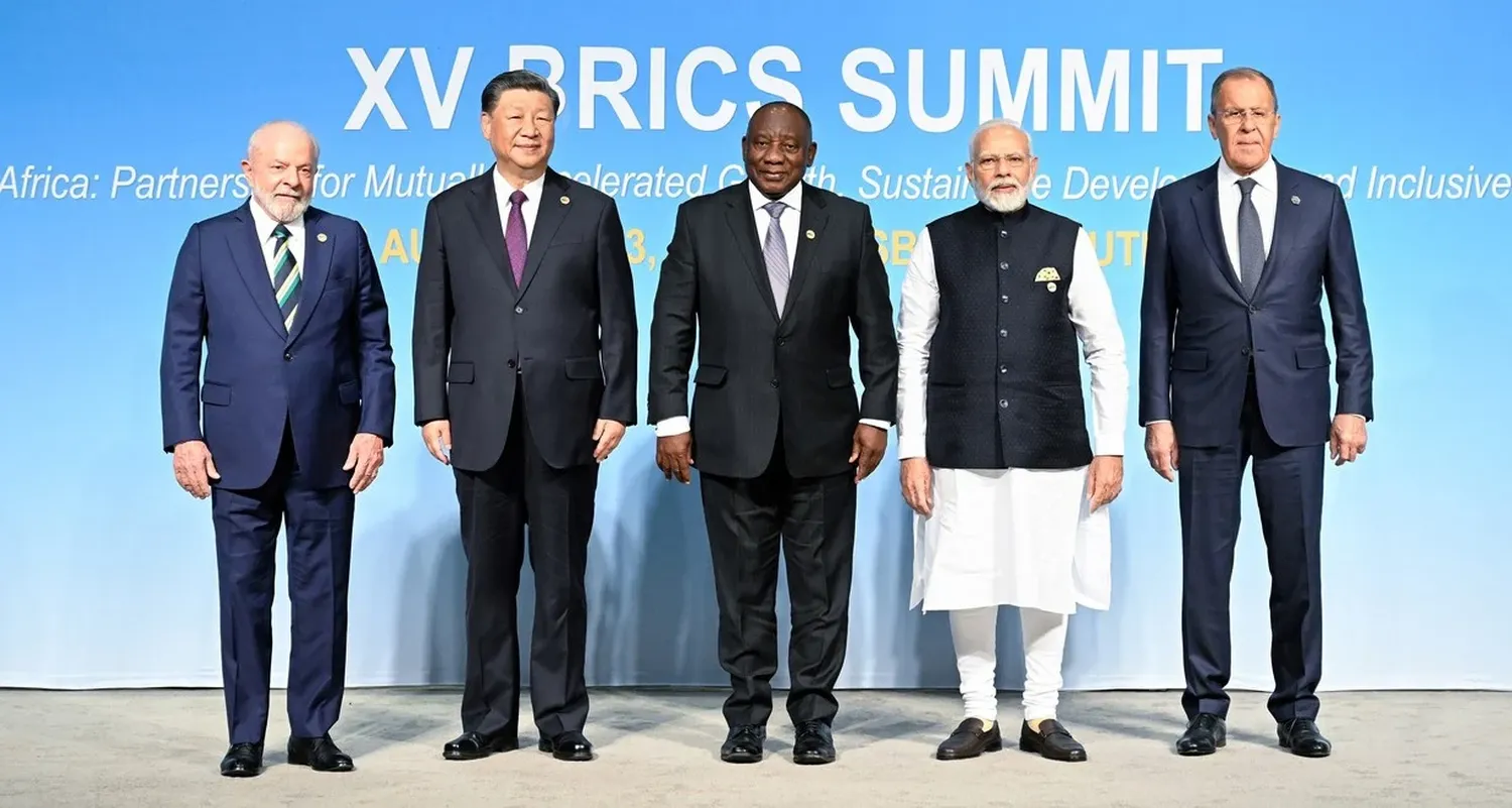 Los mandatarios de los cinco países que actualmente conforman el BRICS en la cumbre que finaliza este jueves 24 de agosto. Crédito: Xinhua/Li Xueren