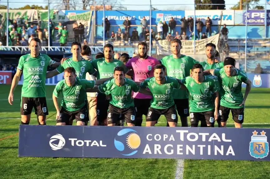El plantel de Sportivo Belgrano que enfrentó a Gimnasia y Esgrima de La Plata.