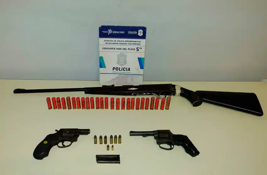 Detienen a jóvenes por amenazar a la policía: les encontraron armas y marihuana