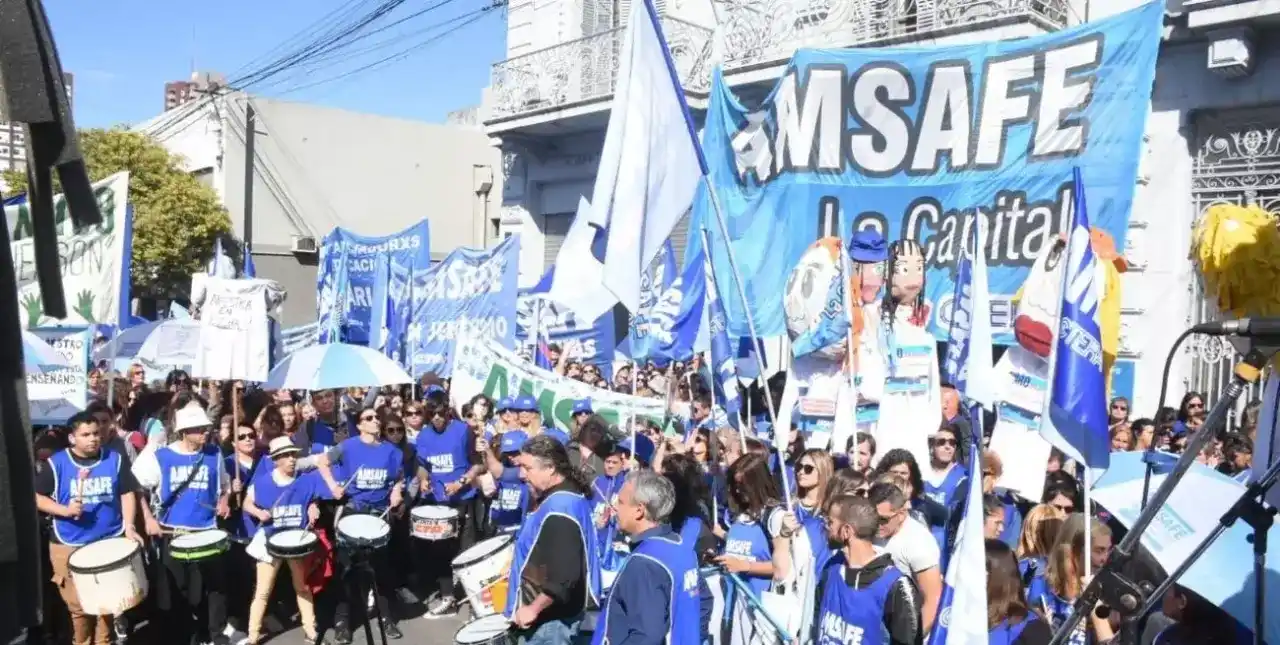 Mientras se discute por el descuento de los días de paro, docentes de Santa Fe volvieron a manifestarse