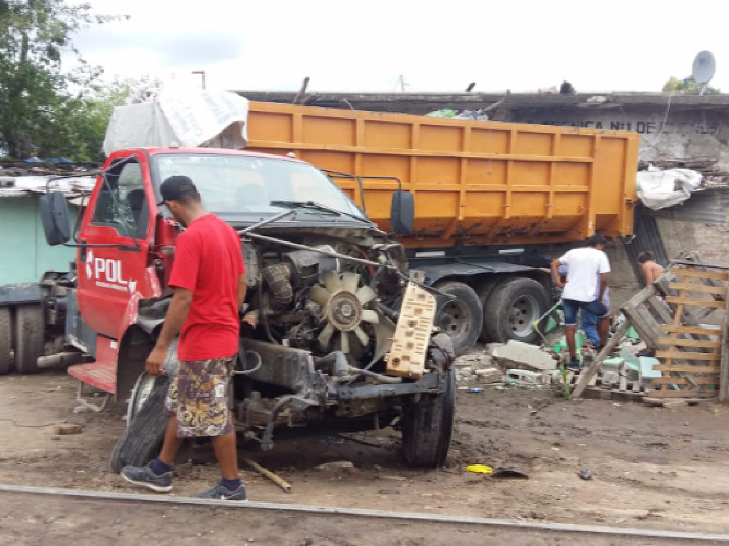 Un tren arrastró un camión y destrozó dos casas en un barrio