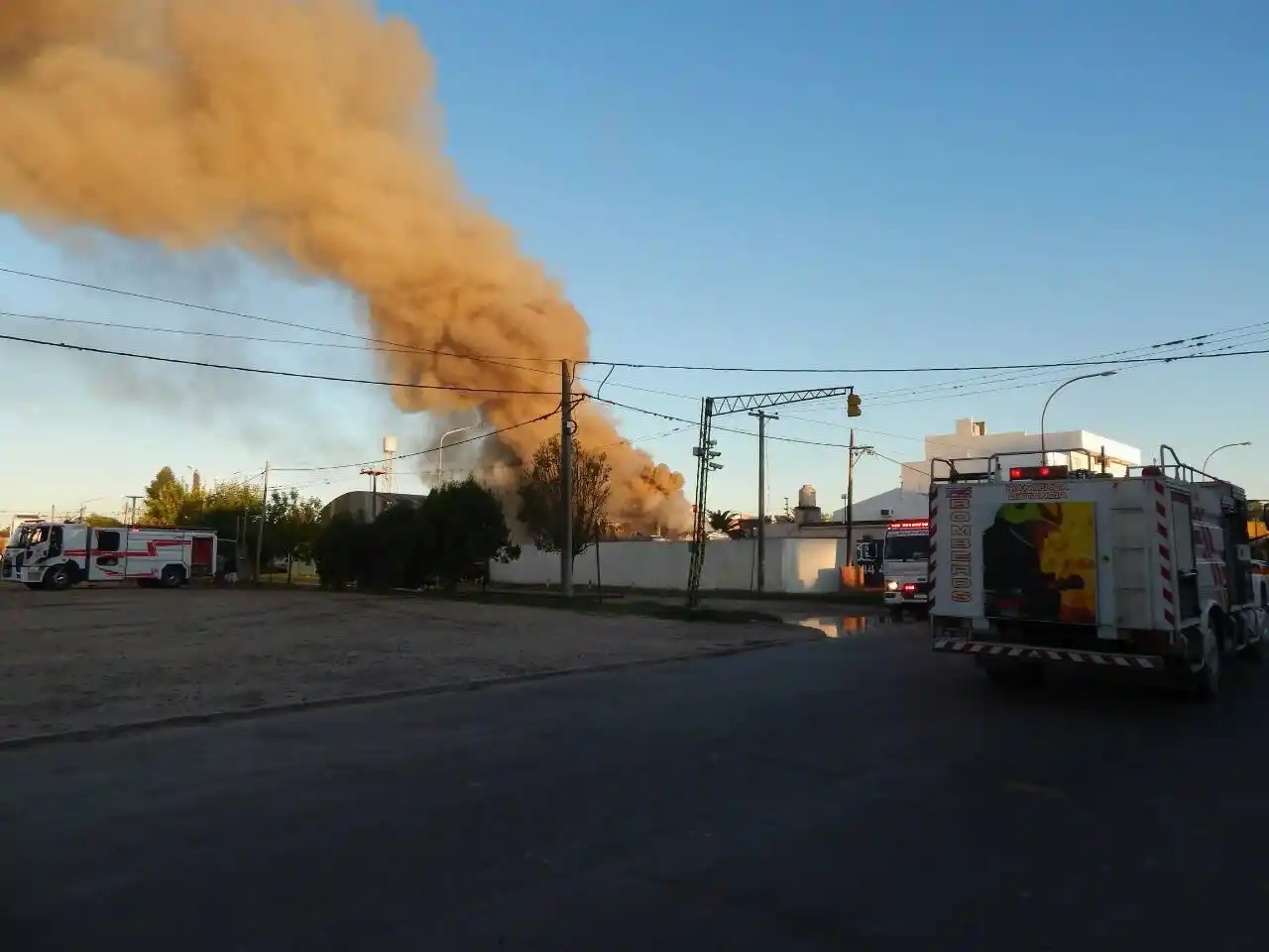Impresionante incendio por la explosión de dos camiones en un galpón