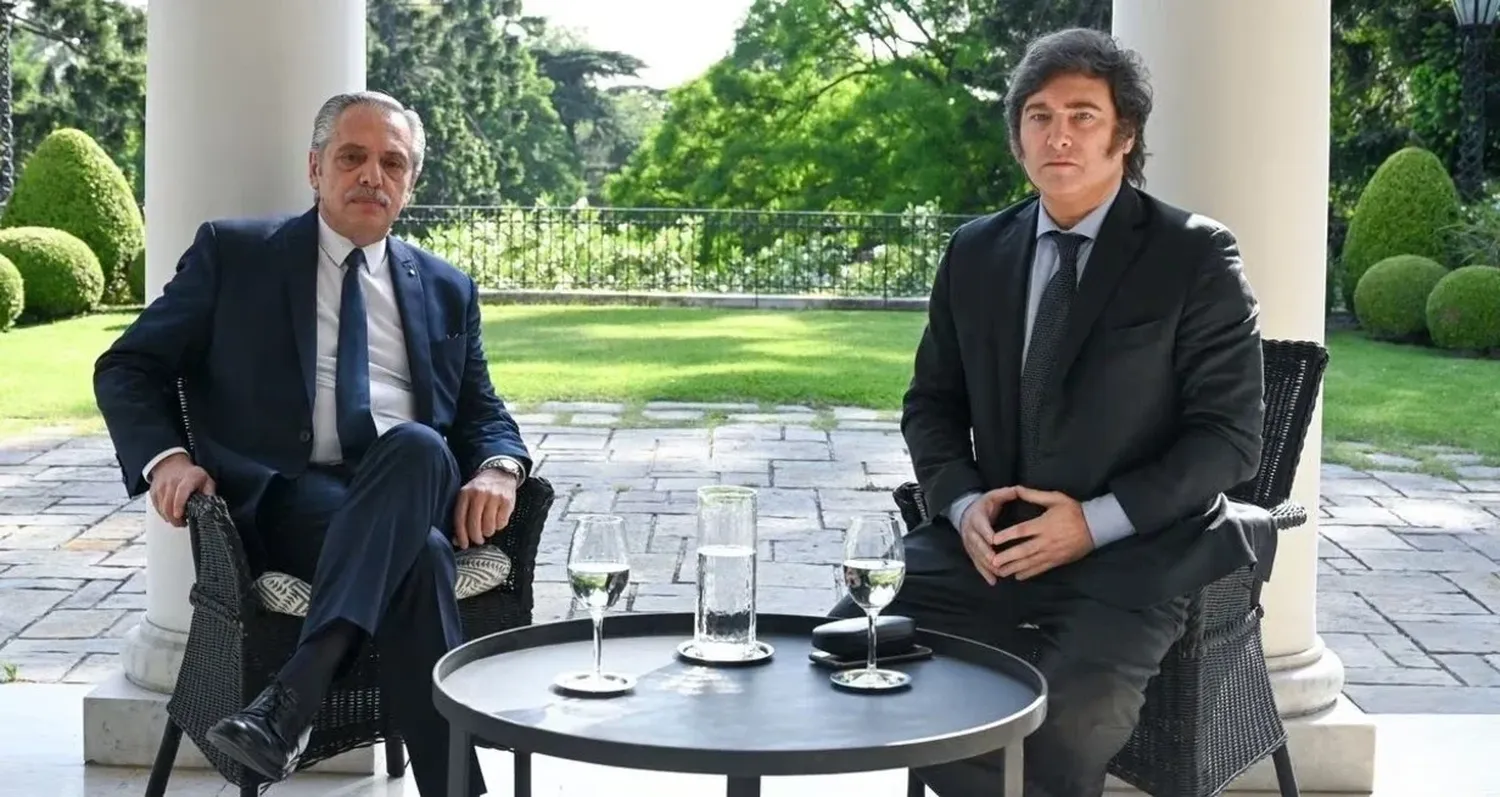 Residencia presidencial de Olivos, 21 de noviembre de 2023. El presidente en funciones, Alberto Fernández, reunido junto al mandatario electo Javier Milei. La imagen es tan simbólica como significativa, porque una gran parte de la sociedad tiene muchas dudas de que el primero de ellos haya ejercido realmente el poder durante su mandato.