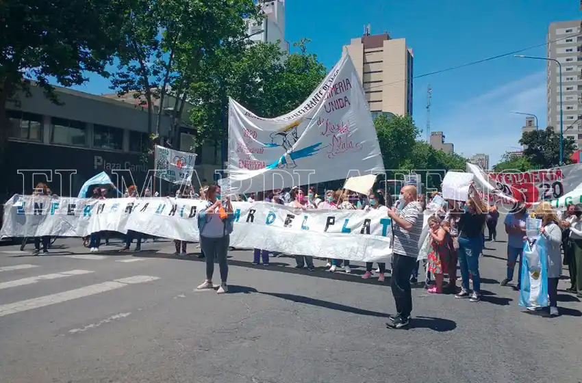 Movilización de enfermeros en reclamo de una mejora salarial: "Está por debajo de la línea de pobreza"