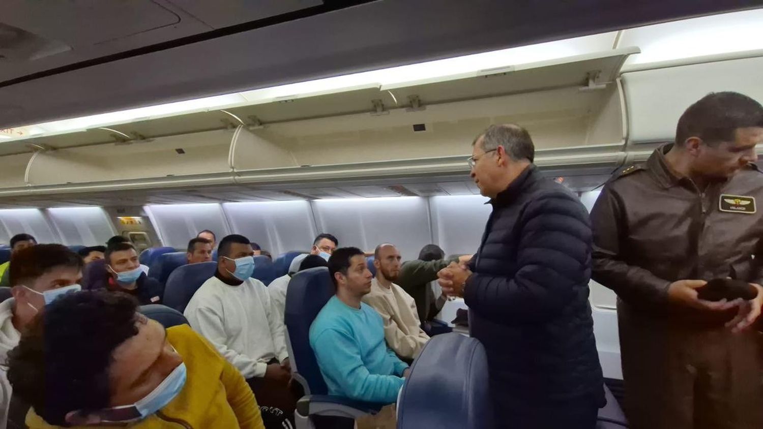 «LIBRES y sin estar esposados»: Petro celebra llegada de los primeros deportados a Colombia