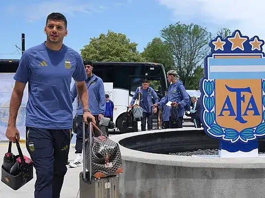La llegada de los jugadores argentinos al Origin Hotel.