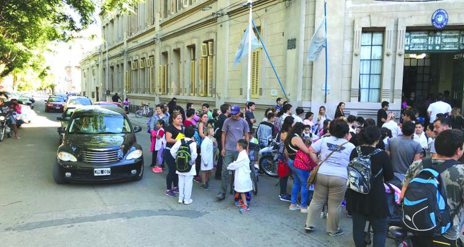 Salida de las escuelas sin control