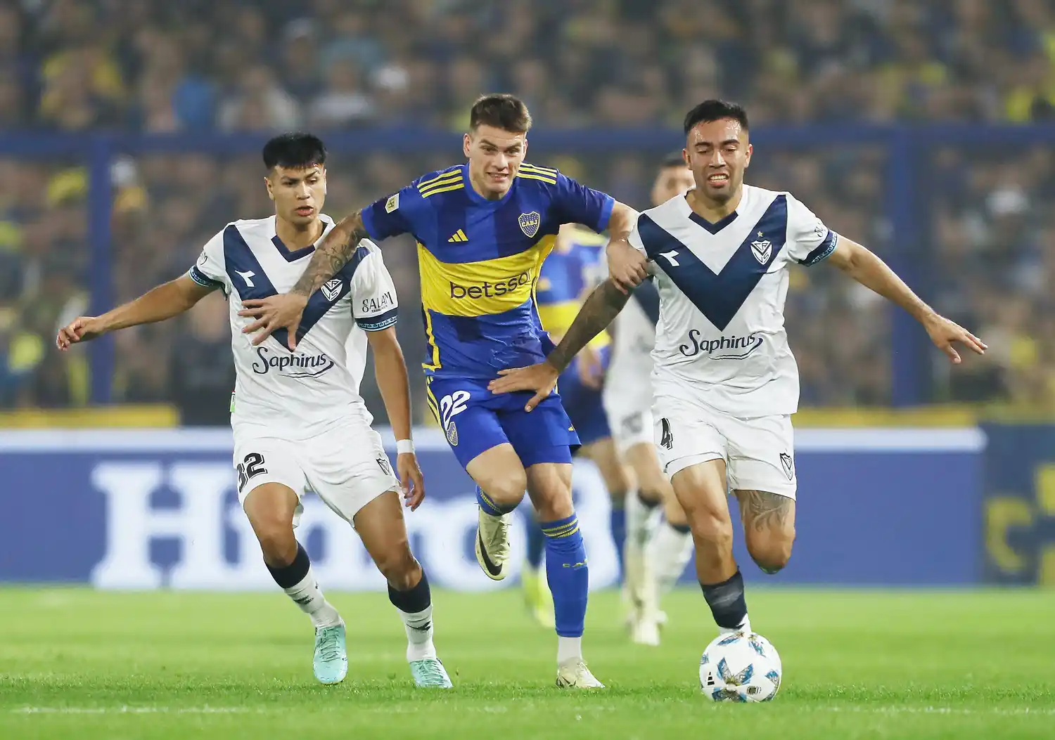 Boca se quedó con todo, en un final caliente ante Vélez