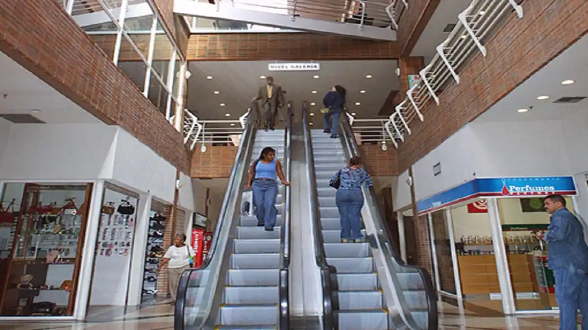 ¡UN VERDADERO HÉROE DE CENTRO COMERCIAL! Vigilante ataja a niña que cayó de escaleras mecánicas en Petare (+VIDEO)