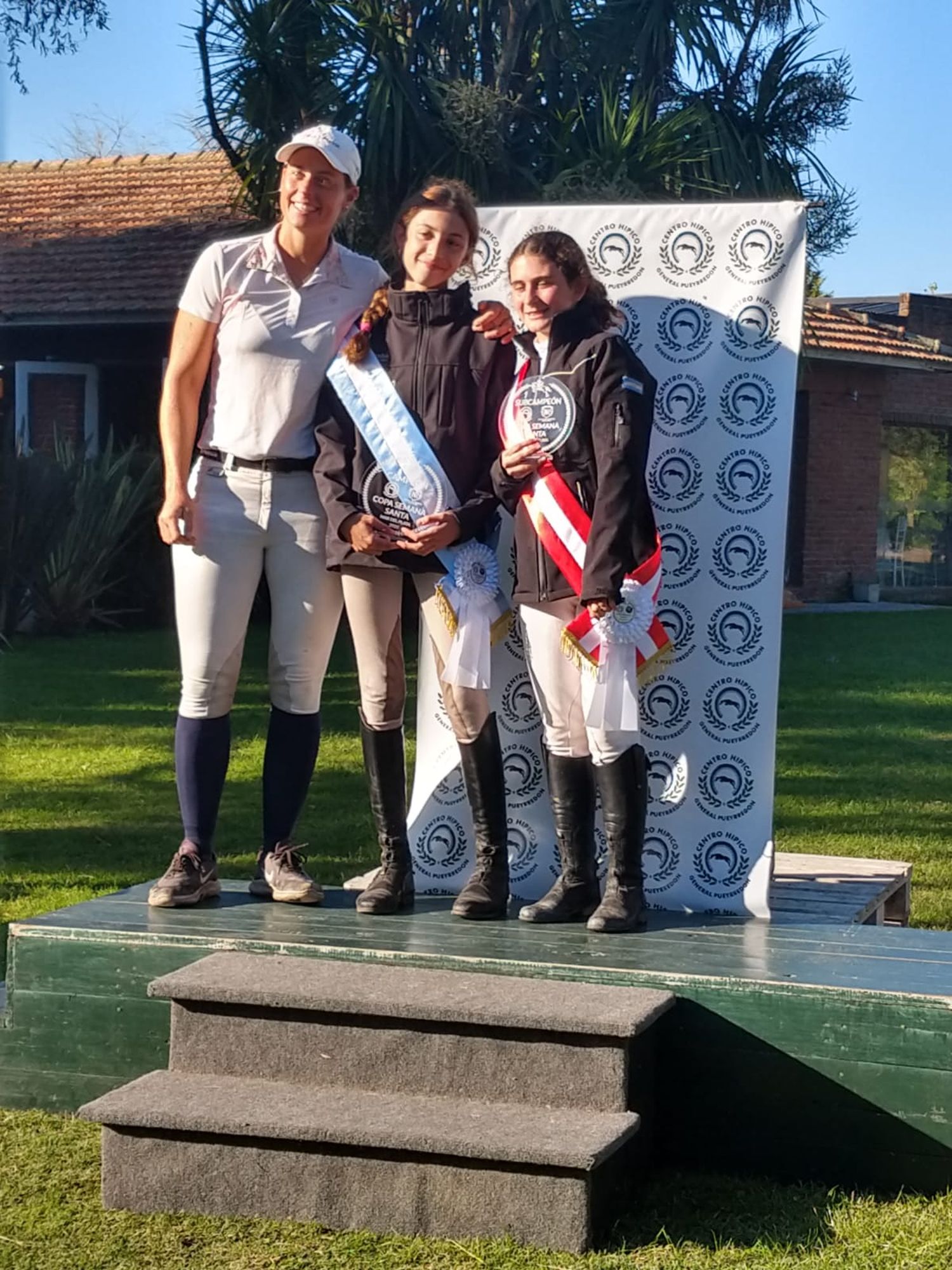 Uno de los podios tandilenses en Mar del Plata.