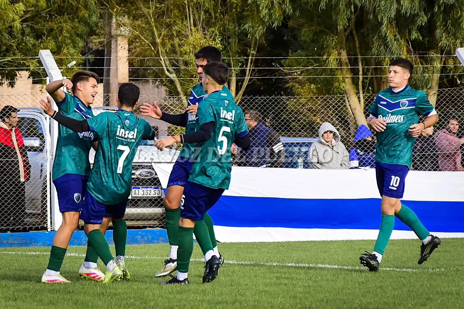 El tridente Ozcariz-Gutiérrez-Fuertes celebra, junto a Rodríguez y Suhit, una nueva goleada en el Apertura  (FOTO GENTILEZA SERGIO “EL VASCO” HIRIART)