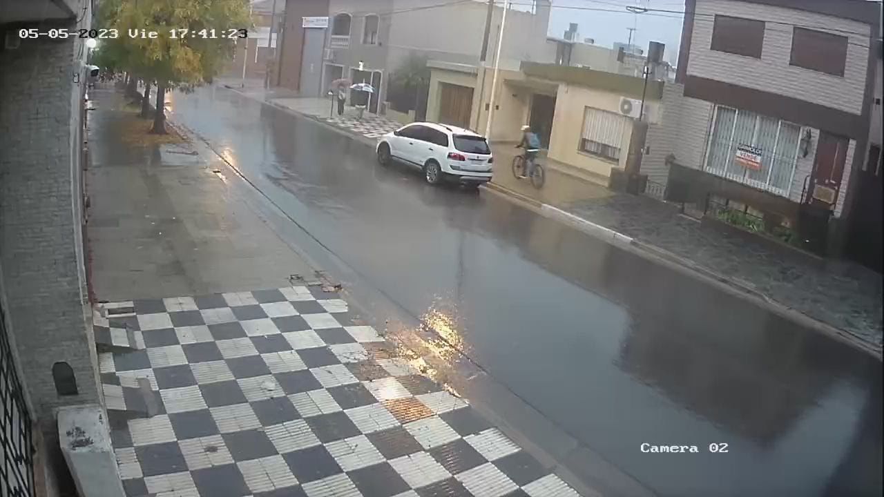 Robo de una bicicleta: el ladrón quedó registrado por las cámaras de seguridad