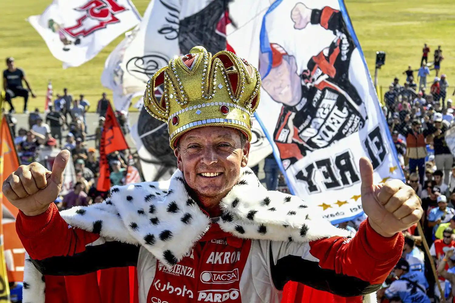 Ortelli, disfrazado de “El Rey”, junto a sus seguidores.