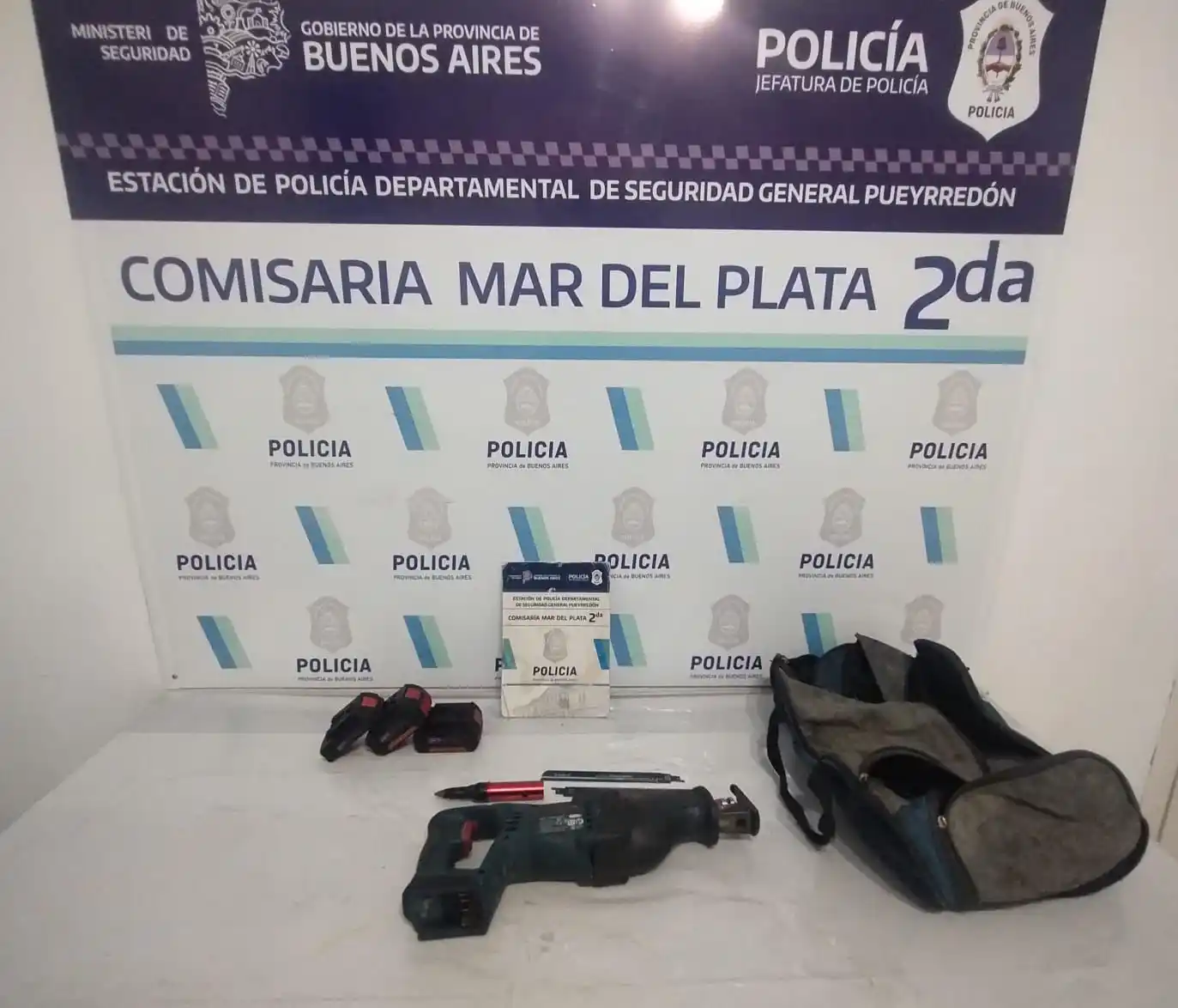 Llevaban una sierra eléctrica con tres baterías y una linterna.