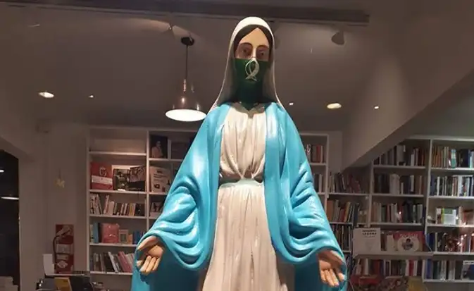 Polémica por una muestra que exhibe a una virgen con un pañuelo verde