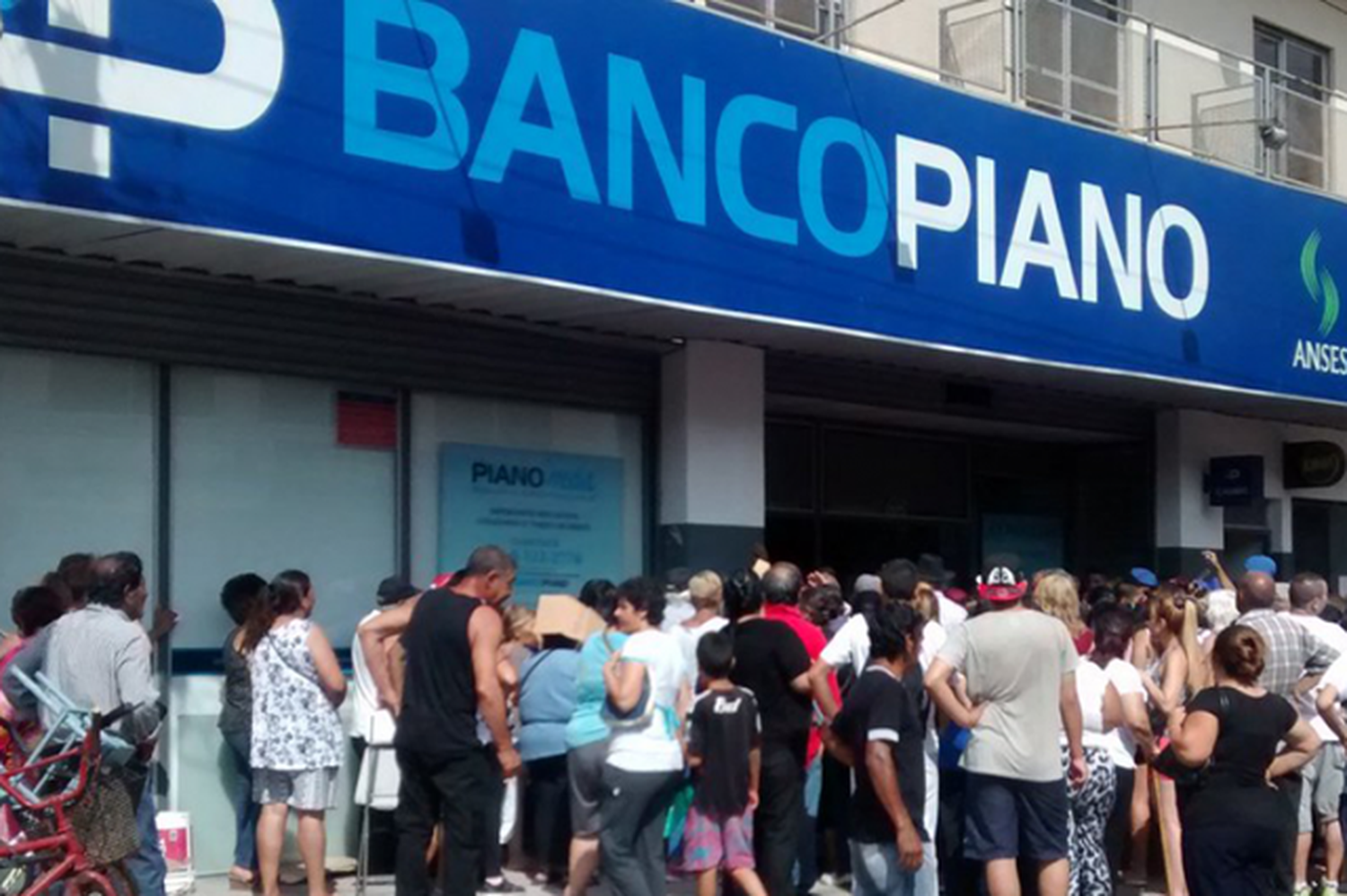 Kicillof hace obligatorio el Pase Sanitario en los bancos el mismo día que los jubilados cobran bono en la Provincia