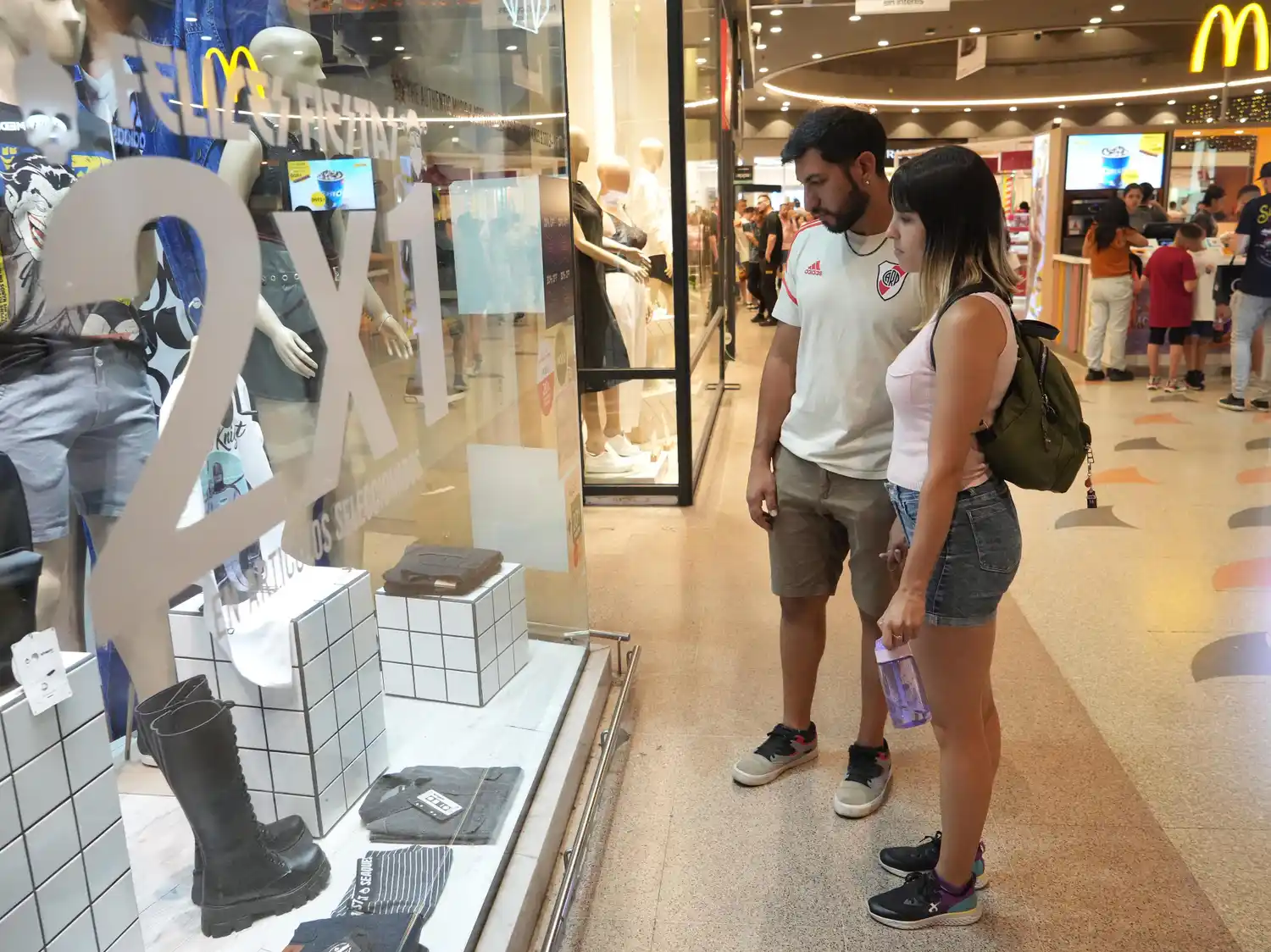 Las ventas en los centros de compra vayeron 18,4 por ciento en febrero último.