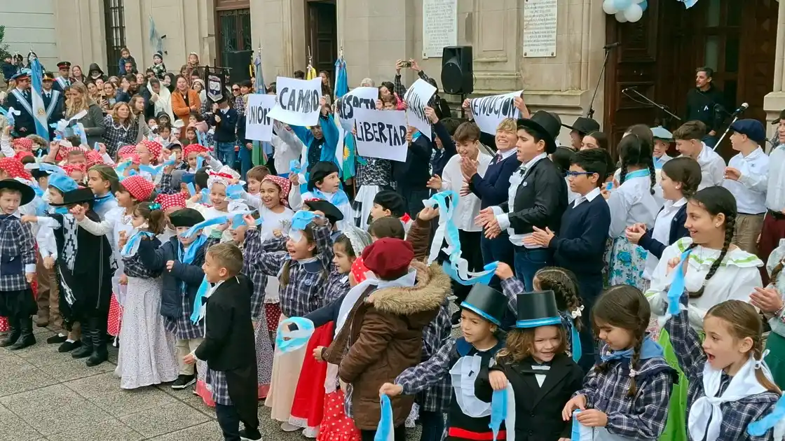 Frente a la iglesia. Se realizó el acto en Balcarce