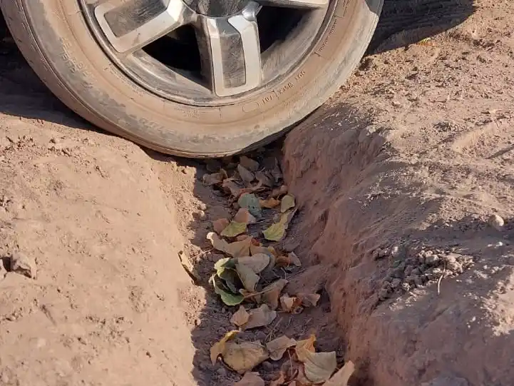 Reclamos por un vecino que hizo una zanja en un camino rural: "Es imposible pasar"