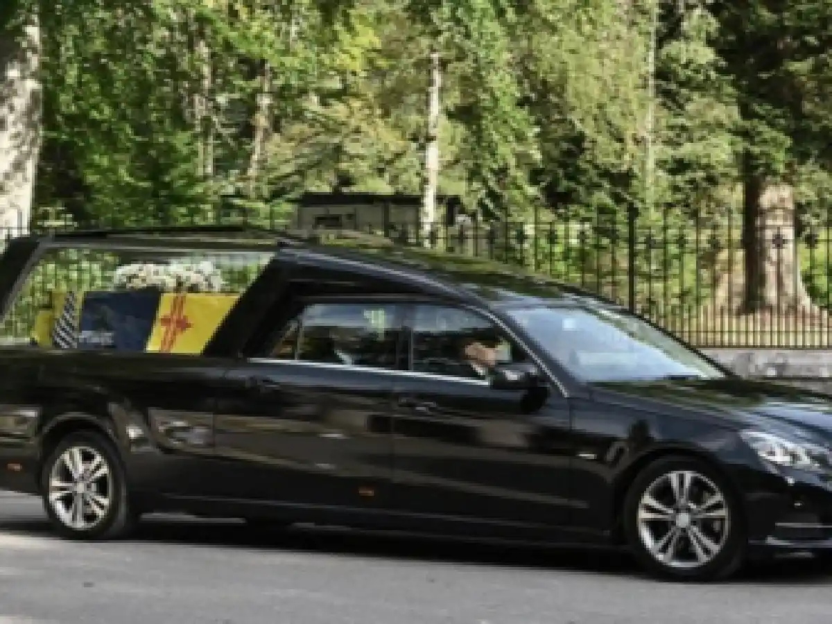 El féretro de Isabel II emprendió su cortejo fúnebre hacia Londres