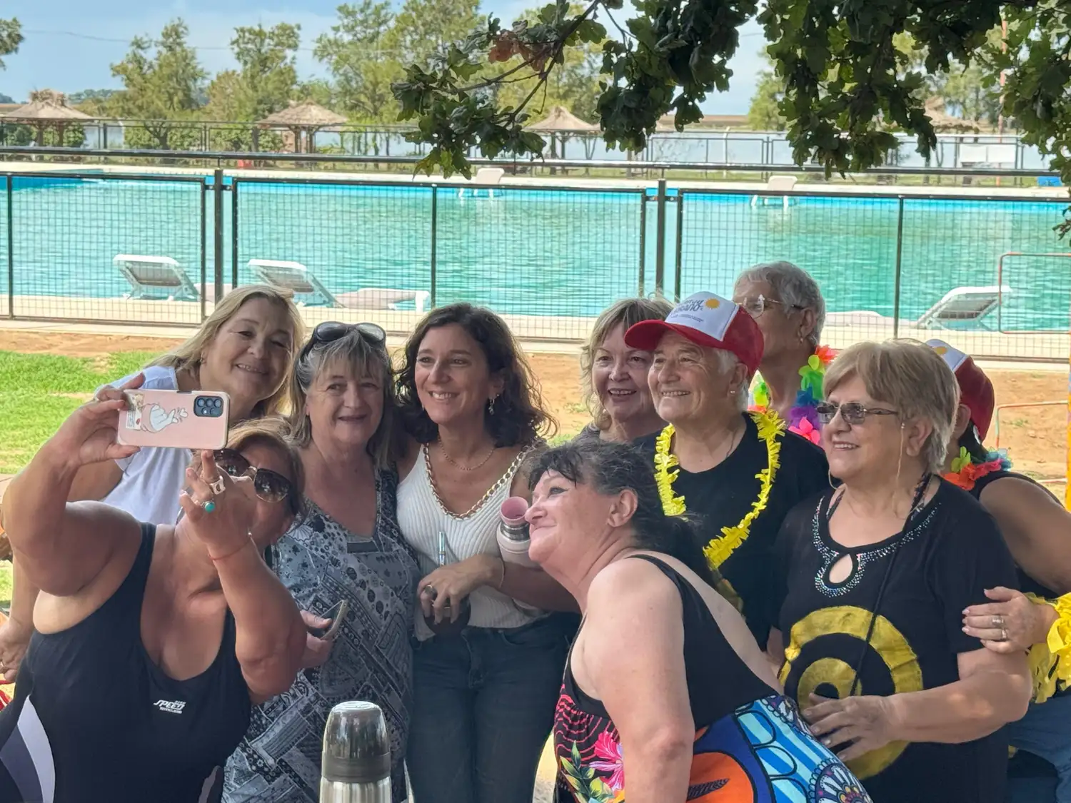 La senadora junto a participantes de la colonia de adultos.