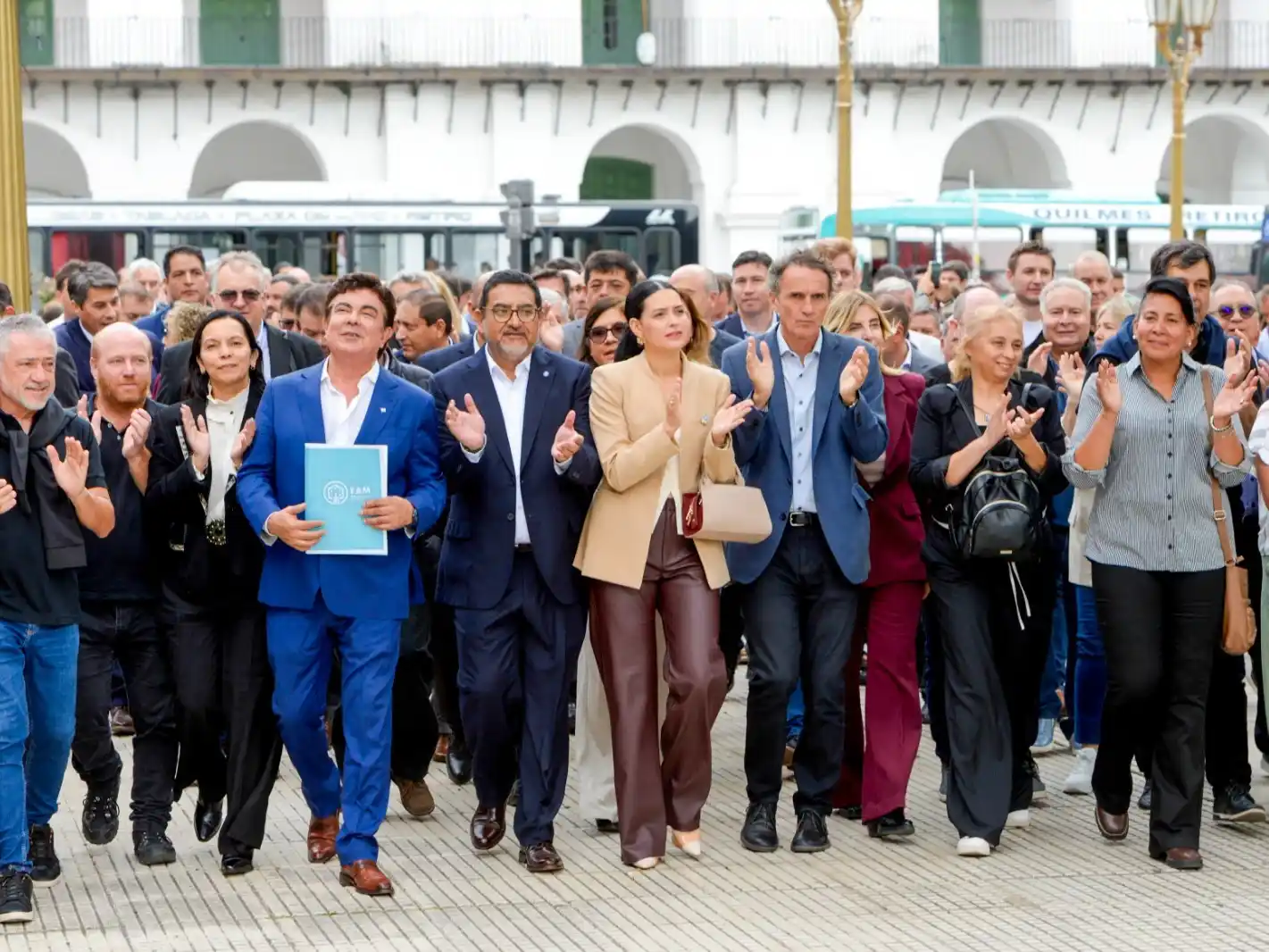 Intendentes reclamando en Capital Federal a Milei