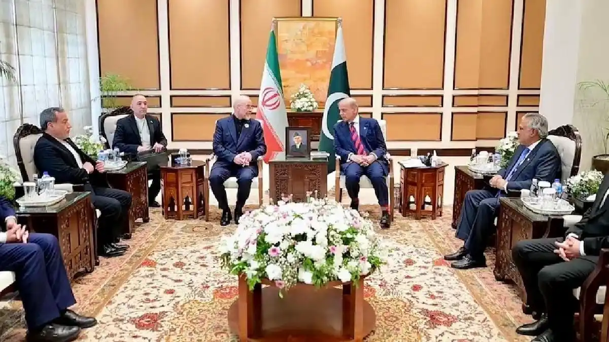 La delegación iraní junto a la pakistaní