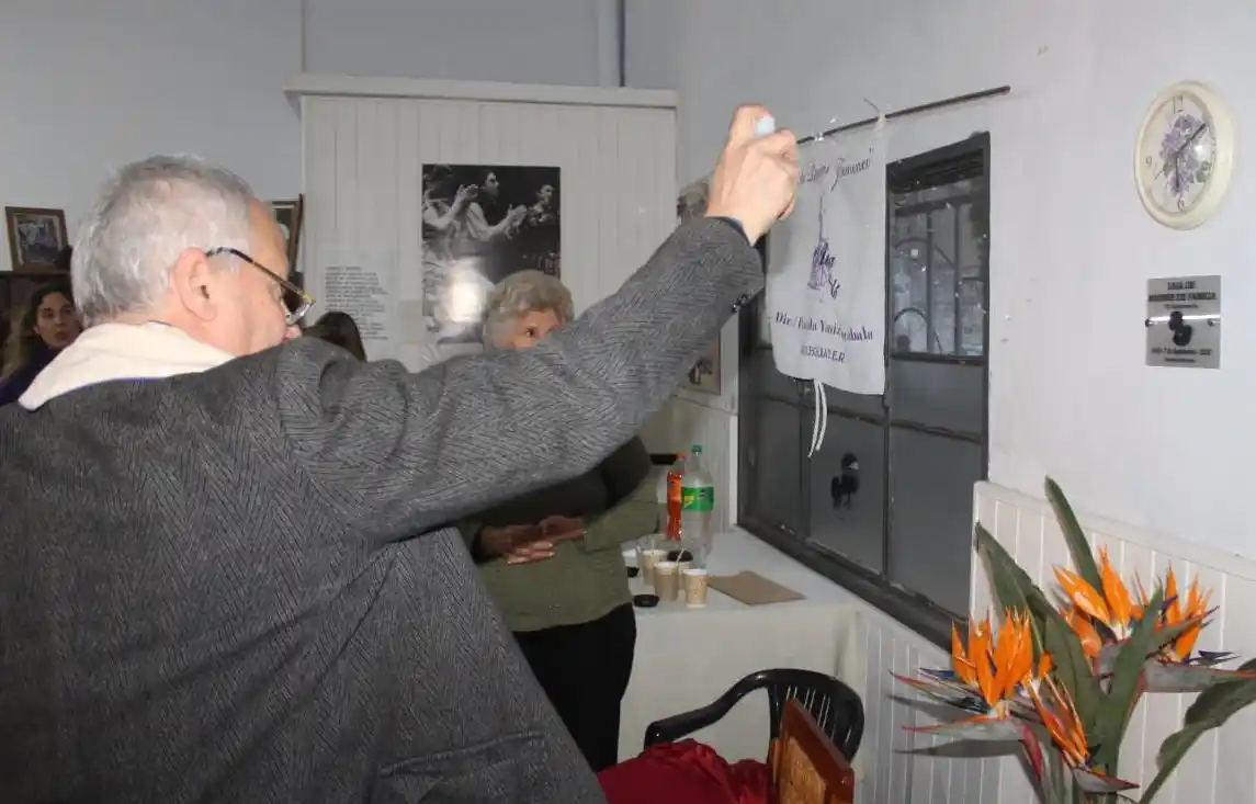 El P. Jorge Leiva bendice la placa