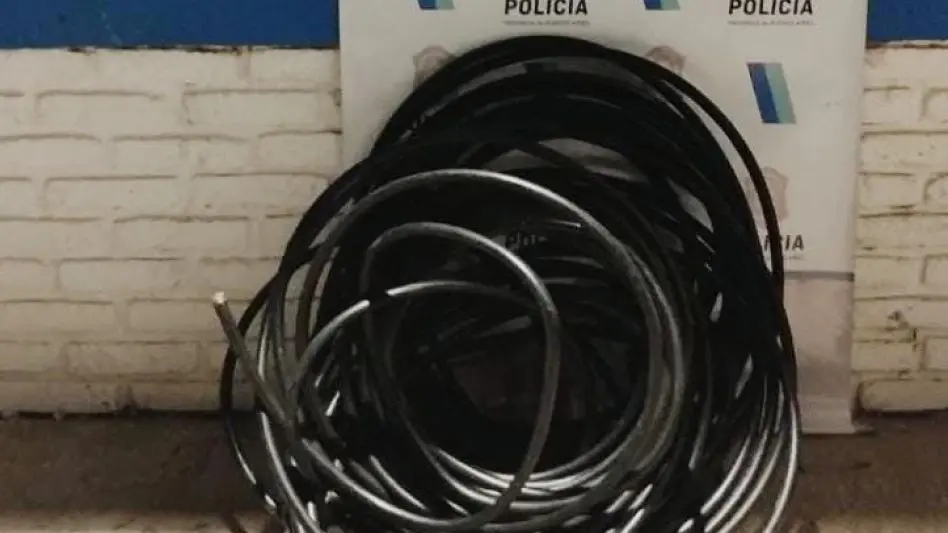 Capturan a un hombre que robaba cables telefónicos en el barrio Bosque Grande