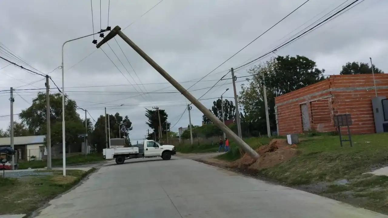 La caída de un poste de luz en calle Chaperouge provocó un importante corte de luz en barrios de Tandil