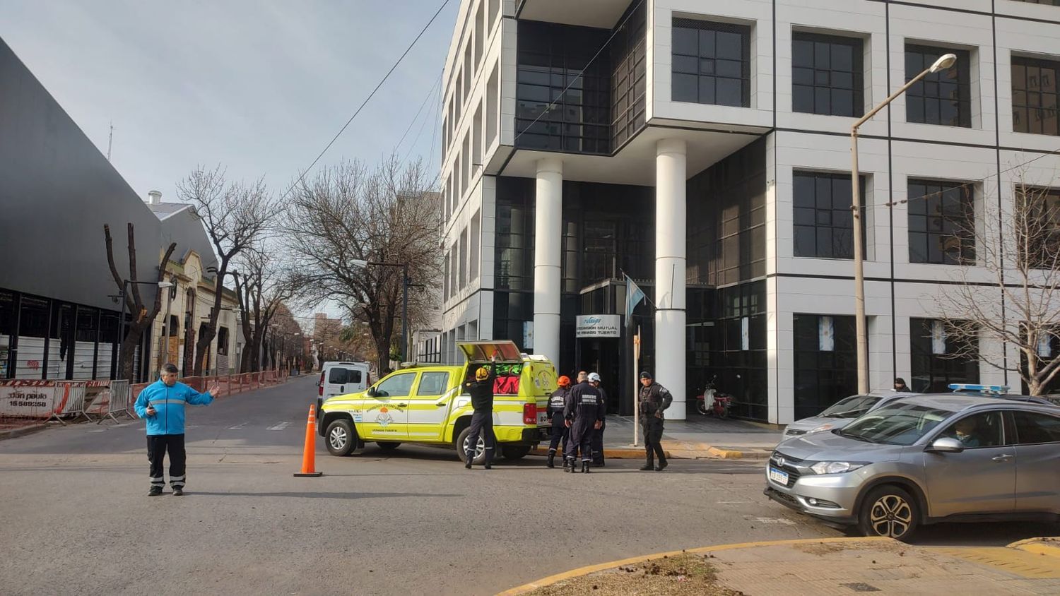 Gran operativo de Bomberos y Tránsito frente a la mutual de 25 de Mayo y Moreno.