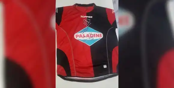 Recuperaron en Córdoba una camiseta de Newell’s firmada por Maradona