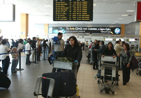 Perú suspende vuelos desde el Reino Unido