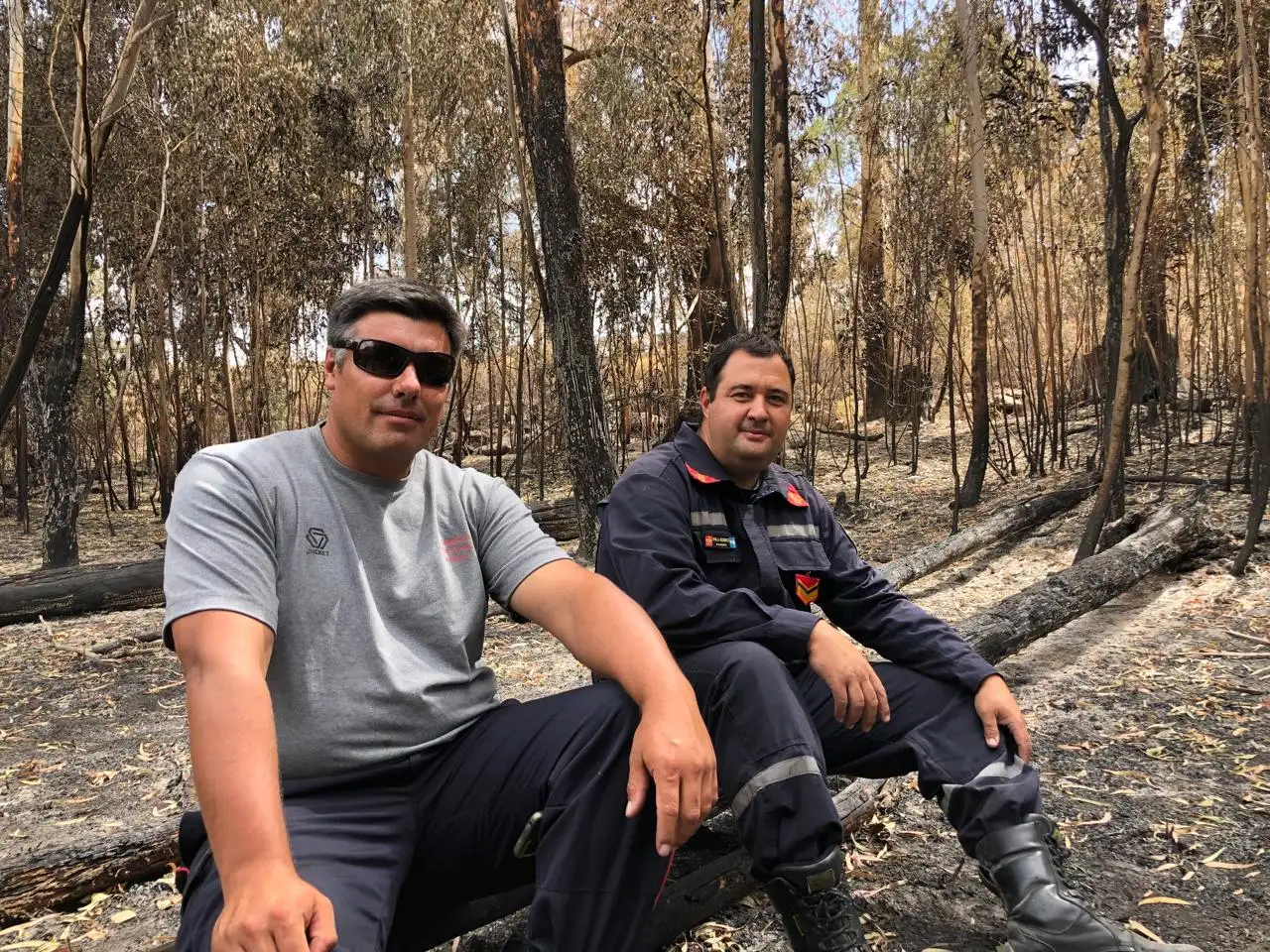Los bomberos voluntarios de Gardey, recorriendo la zona incendiada junto a El Eco de Tandil.