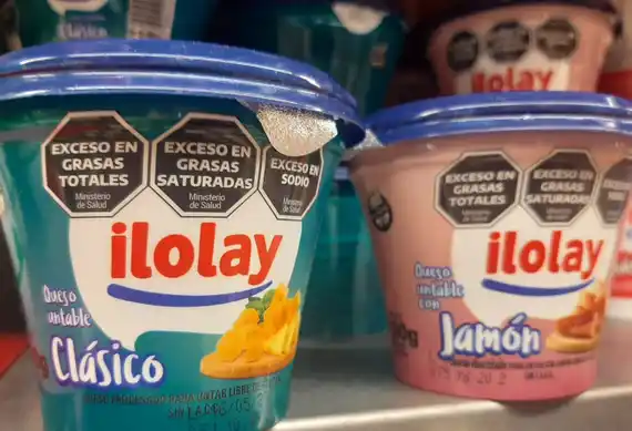 El etiquetado frontal rige a pleno en las góndolas locales y llama la atención de los consumidores