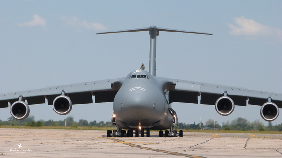 Historias de aeropuerto, capítulo 5: Adentro de un avión militar de EE.UU.