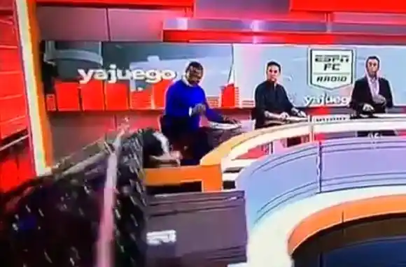 Accidente en vivo en la tv: se cayó una pantalla gigante encima de un periodista
