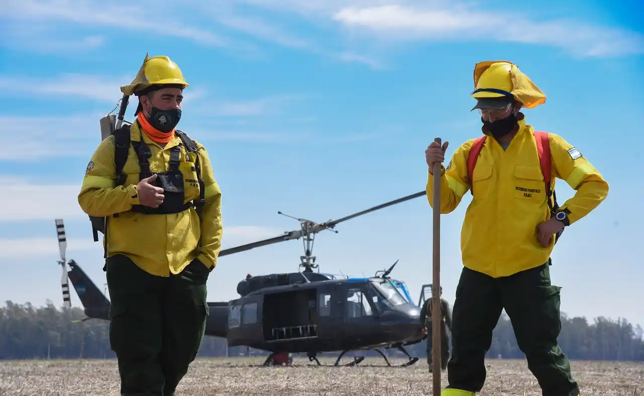Brigadistas entrerrianos siguen combatiendo el fuego en las islas del Delta
