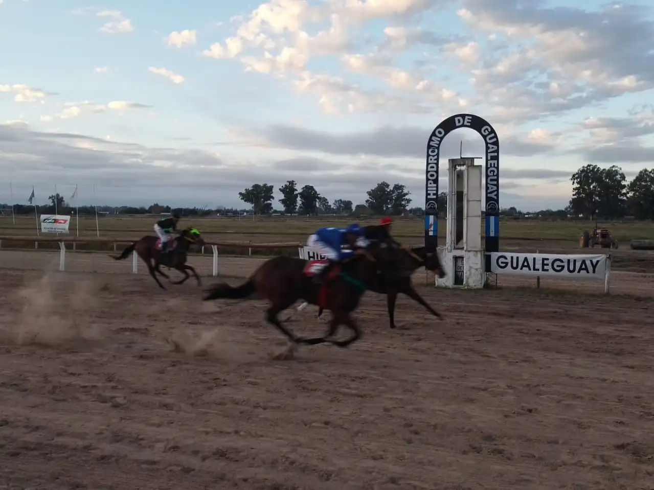 Turf: “El Negro Luis” brilló en el Gran Premio 25 de Mayo