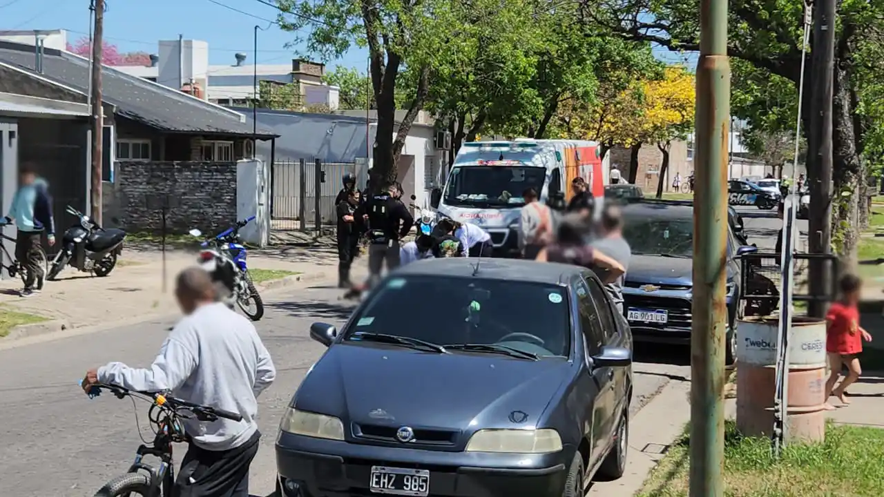 Un auto estacionado intentó arrancar y chocó contra una moto que circulaba por la calle  domingo silva - 1