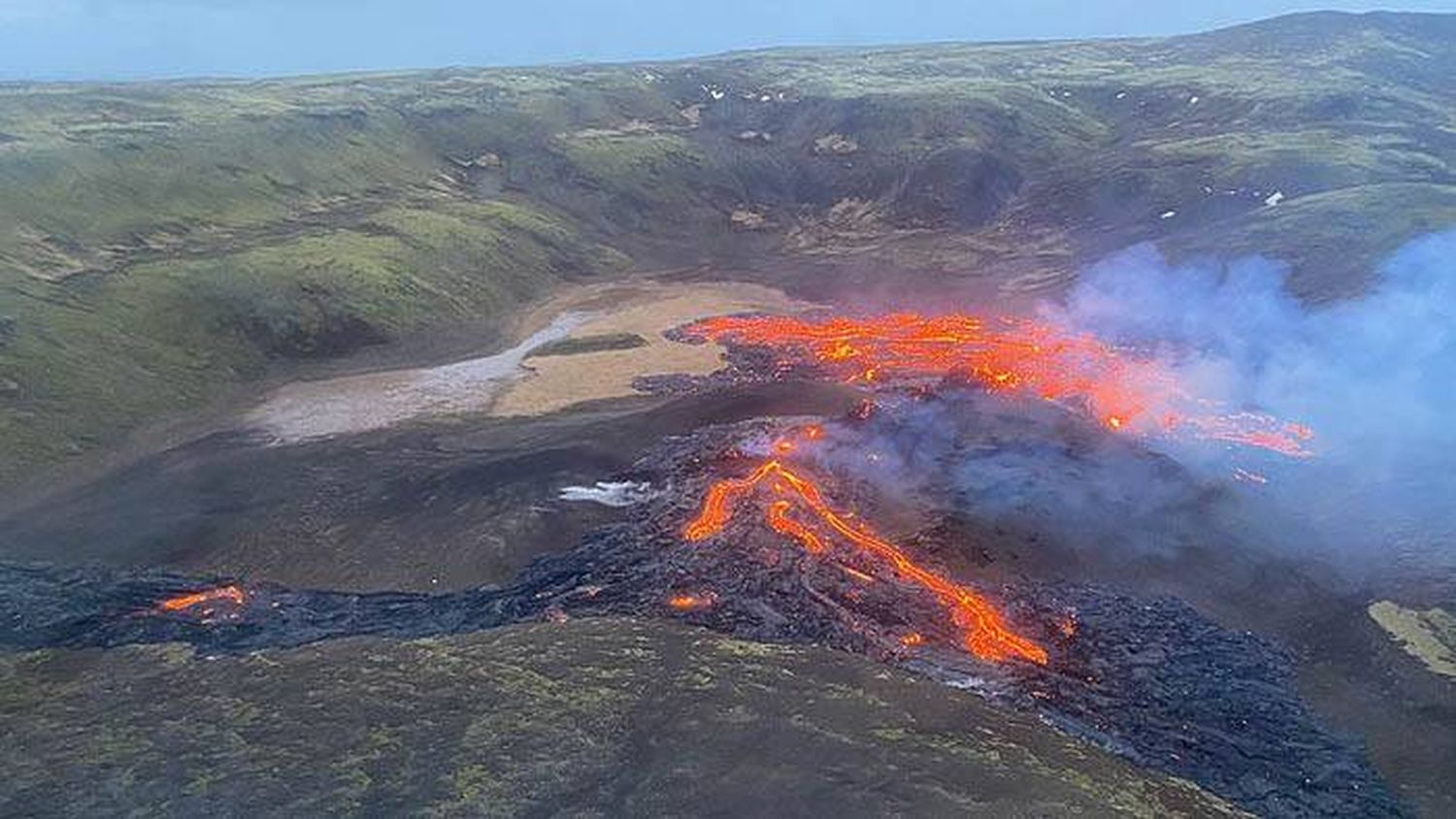 Islandia: la erupción volcánica se extiende aún más con una tercera fisura que arroja lava