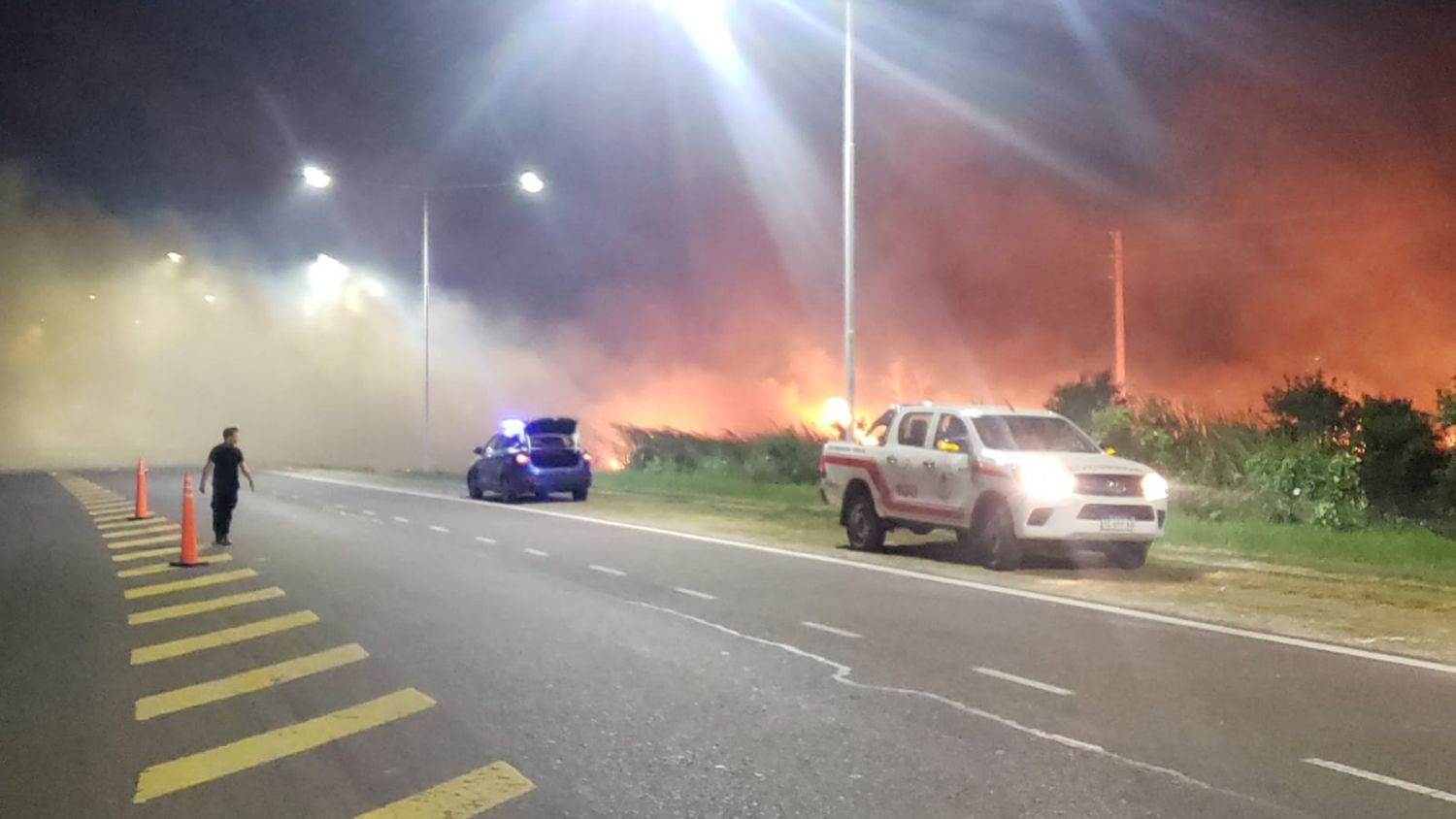 Incendio de pastizales sobre ruta A009