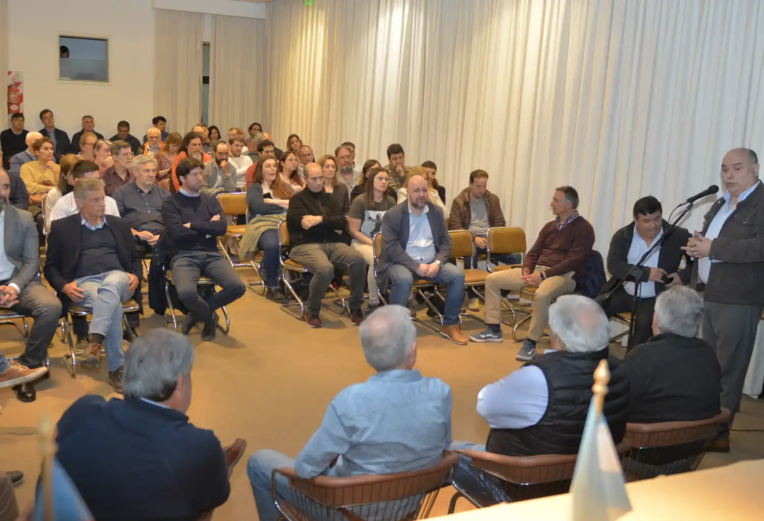 El encuentro entre cooperativistas y candidatos de la Quinta Sección Electoral se desarrolló en el auditorio de la Cooperativa Falucho.