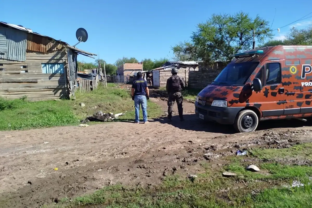 Allanaron el barrio Los Espinillos luego de que un joven fuera baleado: hay dos detenidos y buscan otro sospechoso