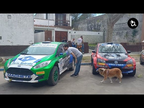 Rally Federal: los autos van llegando a la Municipalidad